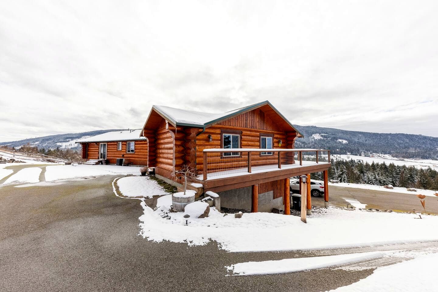 Cozy Secluded Log Cabin Retreat with Stunning Views, Luxury Comfort & Grill Deck in Sequim, Washington