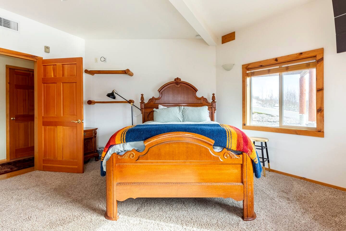 Cozy Secluded Log Cabin Retreat with Stunning Views, Luxury Comfort & Grill Deck in Sequim, Washington