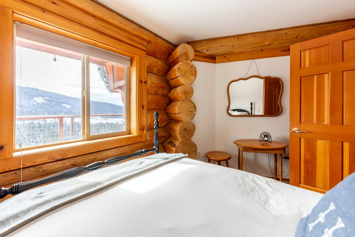 Cozy Secluded Log Cabin Retreat with Stunning Views, Luxury Comfort & Grill Deck in Sequim, Washington