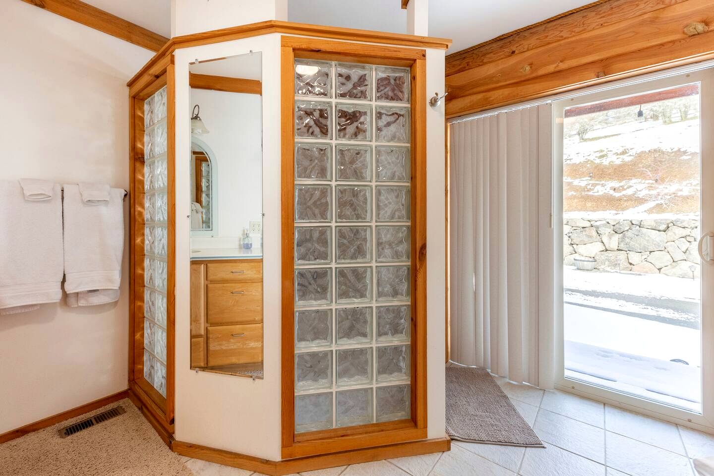 Cozy Secluded Log Cabin Retreat with Stunning Views, Luxury Comfort & Grill Deck in Sequim, Washington