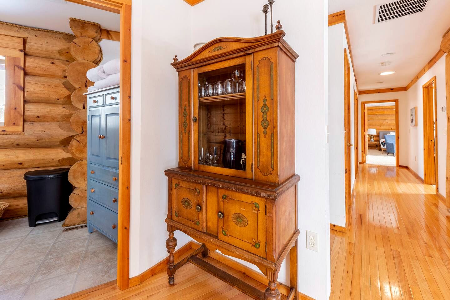 Cozy Secluded Log Cabin Retreat with Stunning Views, Luxury Comfort & Grill Deck in Sequim, Washington