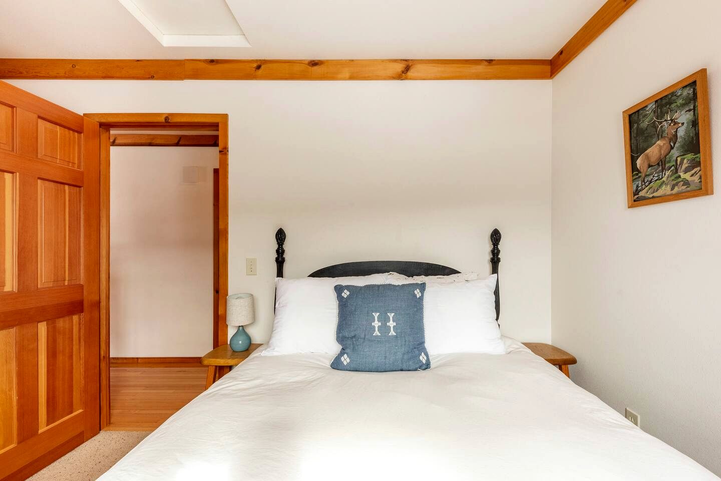 Cozy Secluded Log Cabin Retreat with Stunning Views, Luxury Comfort & Grill Deck in Sequim, Washington