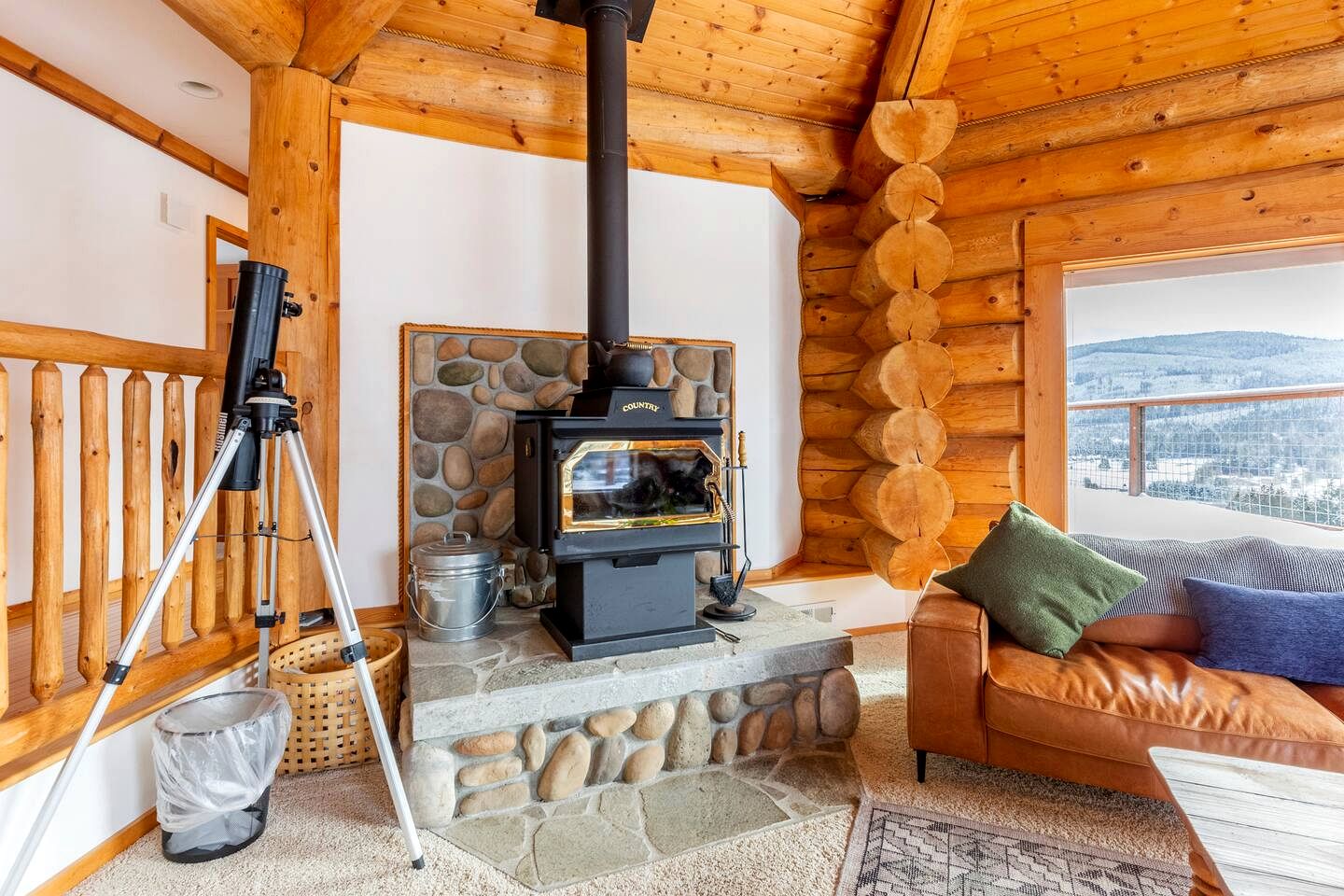 Cozy Secluded Log Cabin Retreat with Stunning Views, Luxury Comfort & Grill Deck in Sequim, Washington