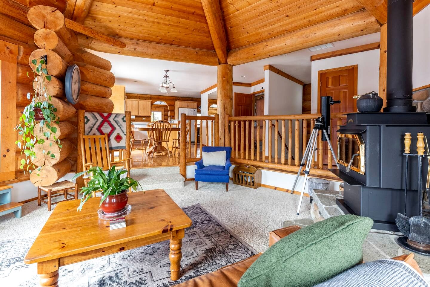 Cozy Secluded Log Cabin Retreat with Stunning Views, Luxury Comfort & Grill Deck in Sequim, Washington