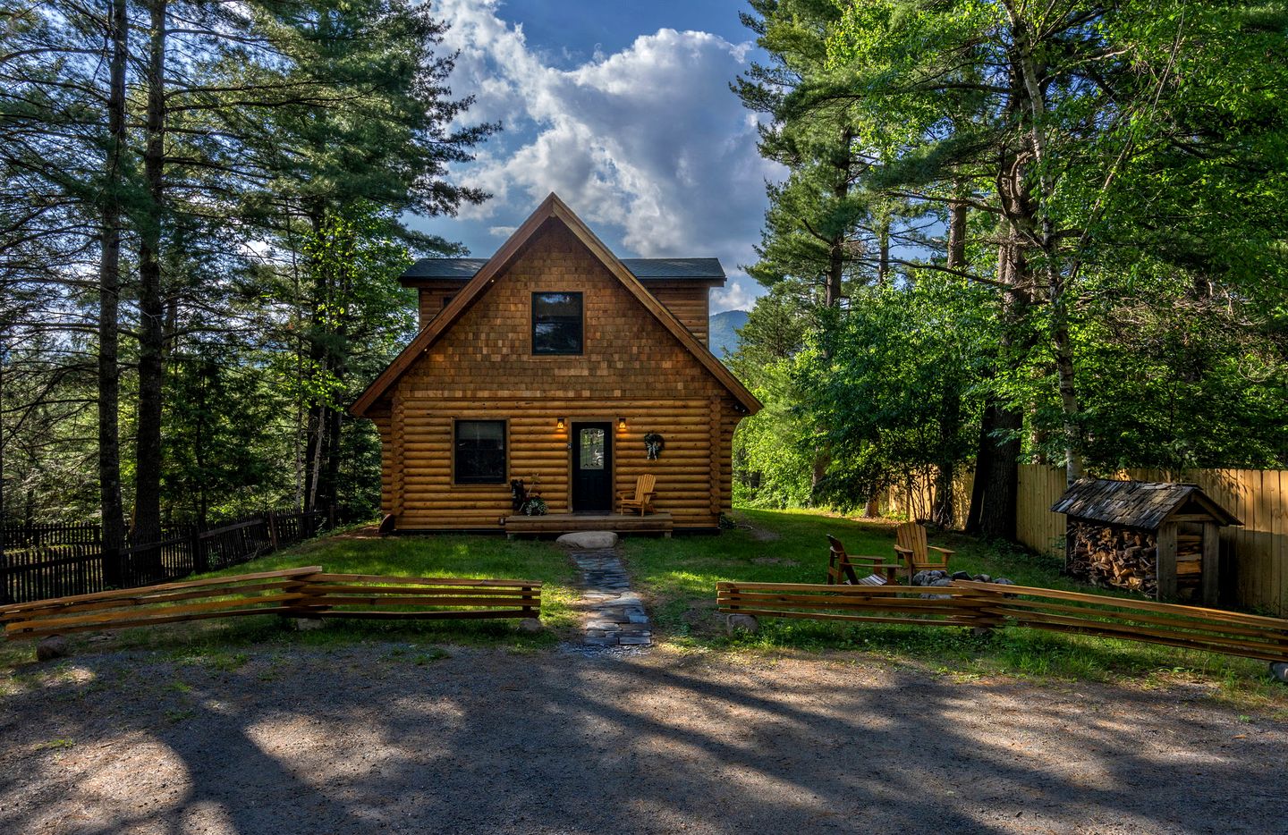 Rustic Log Cabin with Jacuzzi Bathtub in the Adirondack Mountains, New York