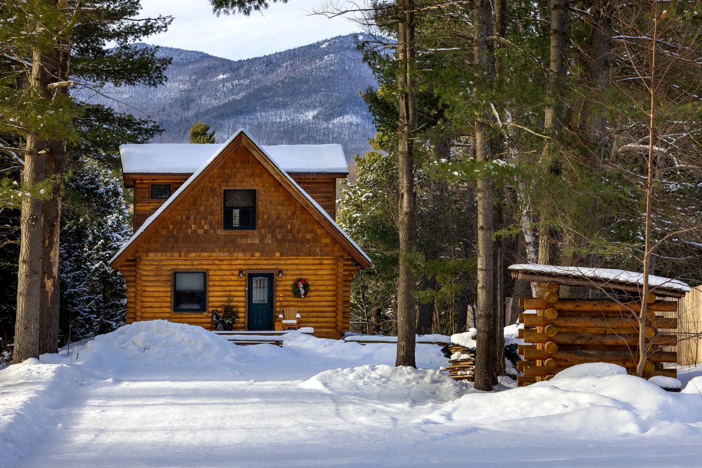 Rustic Log Cabin with Jacuzzi Bathtub in the Adirondack Mountains, New York
