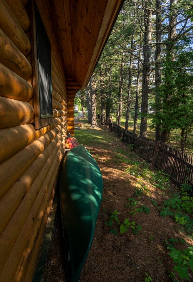 Rustic Log Cabin with Jacuzzi Bathtub in the Adirondack Mountains, New York