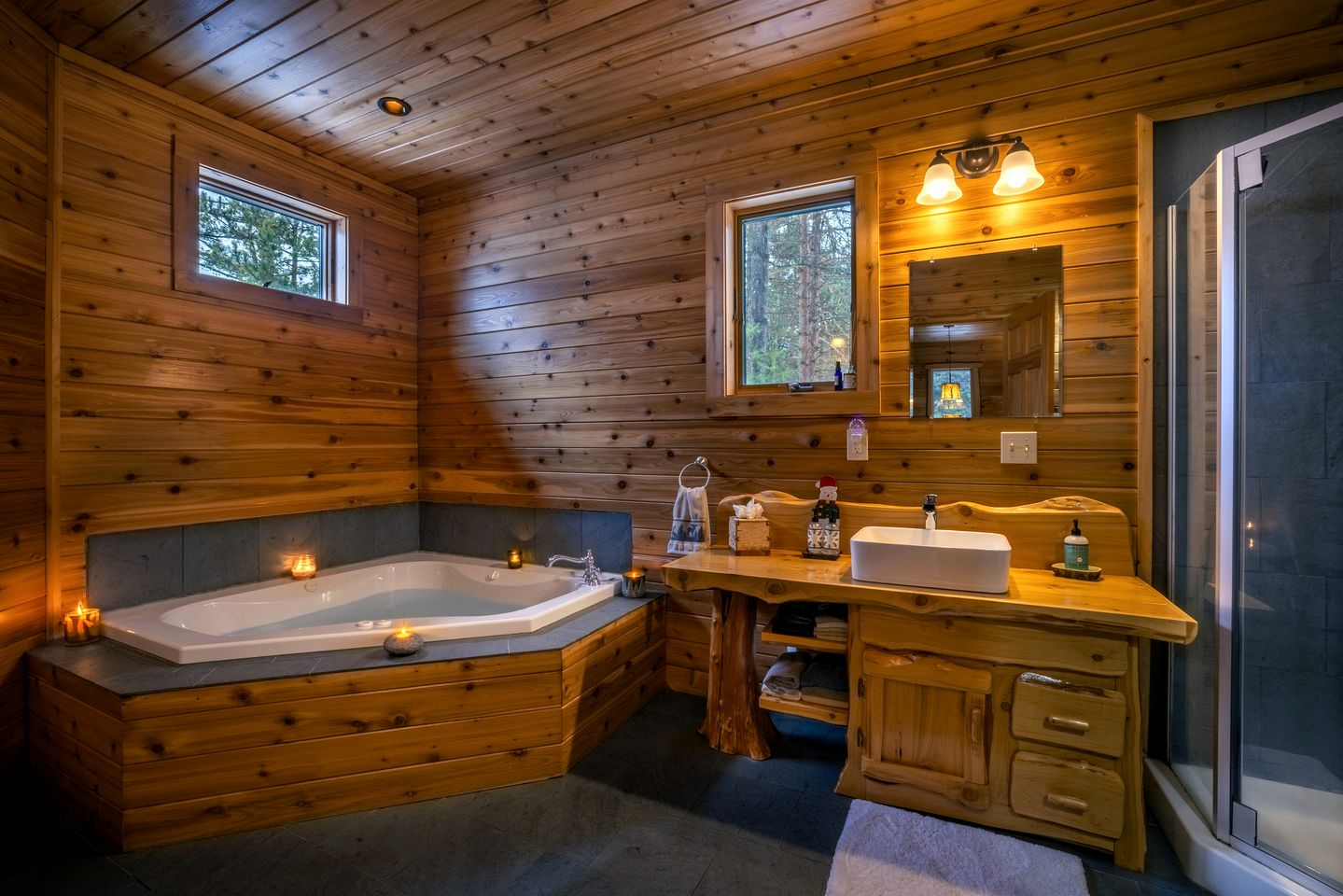 Rustic Log Cabin with Jacuzzi Bathtub in the Adirondack Mountains, New York