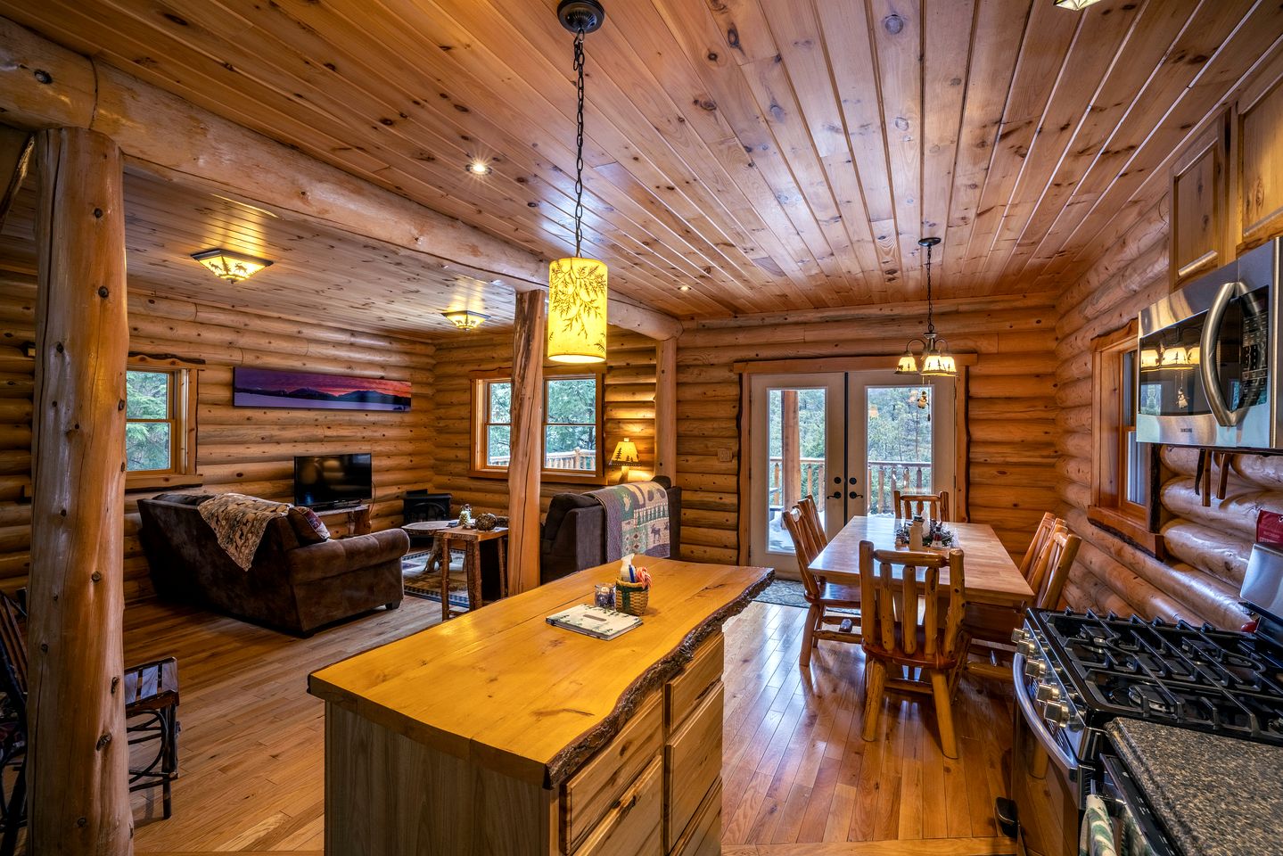 Rustic Log Cabin with Jacuzzi Bathtub in the Adirondack Mountains, New York