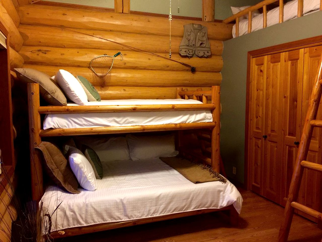 Lovely Fishing-Themed Room Rental with Mount St. Helens Views, Washington