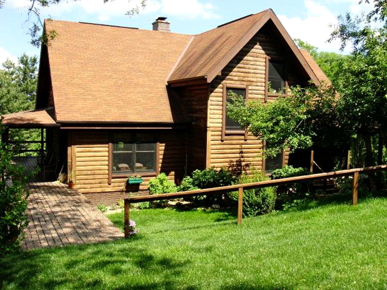 Luxury Log Cabin with 18 Acres of Countryside and Swimming Pond near Athens, Ohio