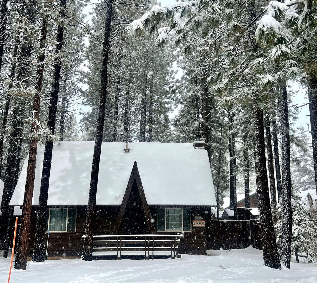 Stunning Wooden Cabin with Fire Pit and Barbecue in Big Bear Lake, California