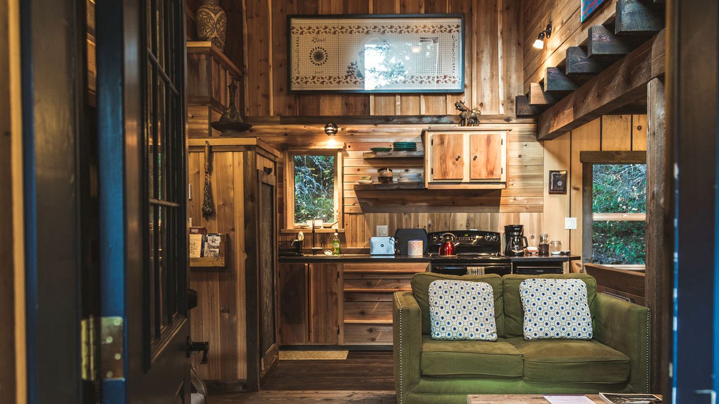 Spacious Timber Frame Cabin next to a Private Hiking Trail near Nelson, British Columbia