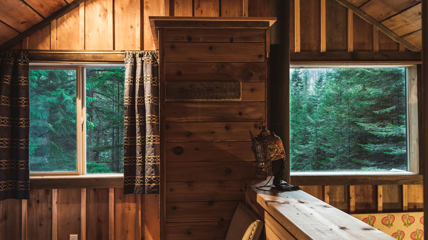 Spacious Timber Frame Cabin next to a Private Hiking Trail near Nelson, British Columbia