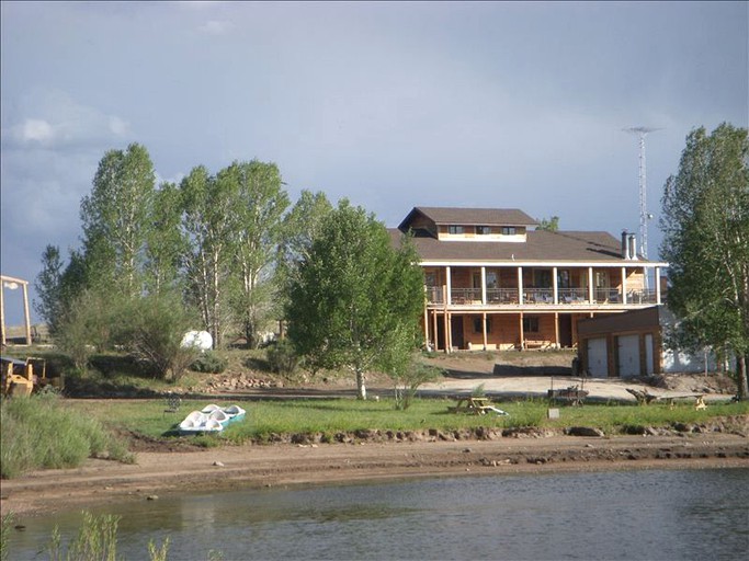 Waterfront cabin rental with hot tub on Lake DeWeese Wildlife Refuge, Colorado