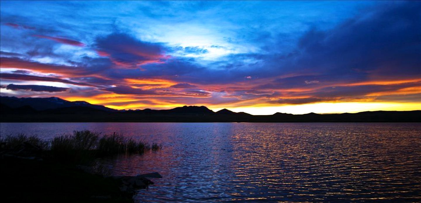 Luxury, Waterfront Cabin with Private Hot Tub on Lake DeWeese Wildlife Refuge in Colorado