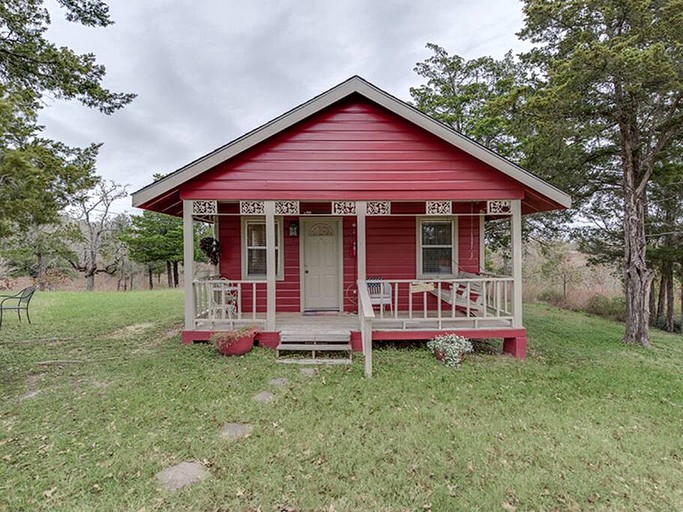 Sweet Tiny Cottage with Front Porch and Picturesque Interior in Texas