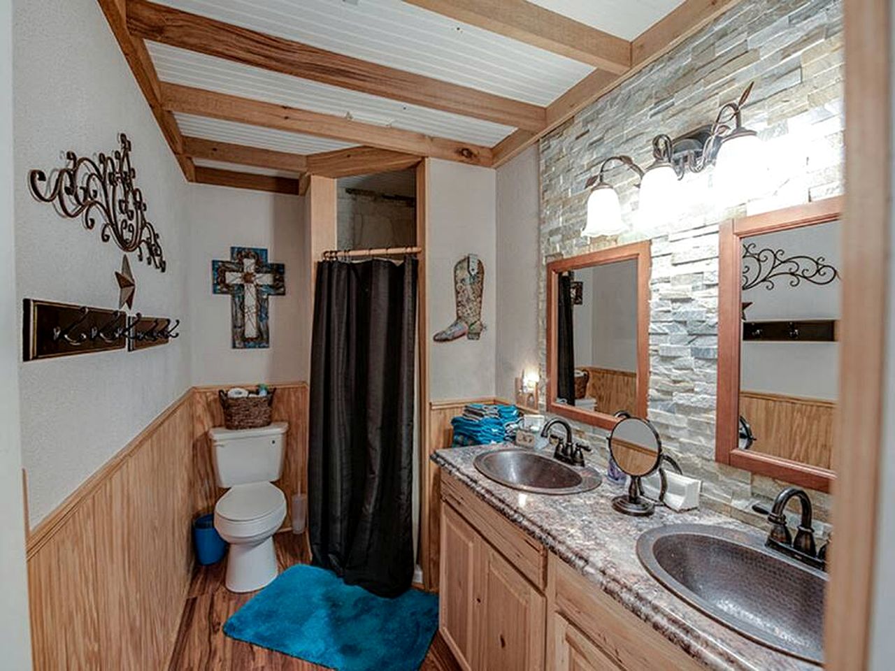 Sweet Tiny Cottage with Front Porch and Picturesque Interior in Texas