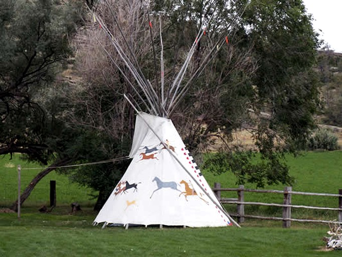 Cabins (Polebridge, Montana, United States)