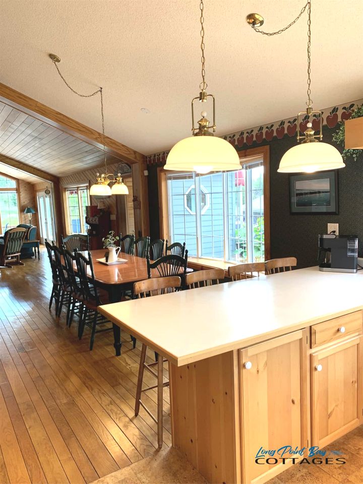 Waterfront Cabin Ideal for Groups and Amazing Living Spaces in Ontario