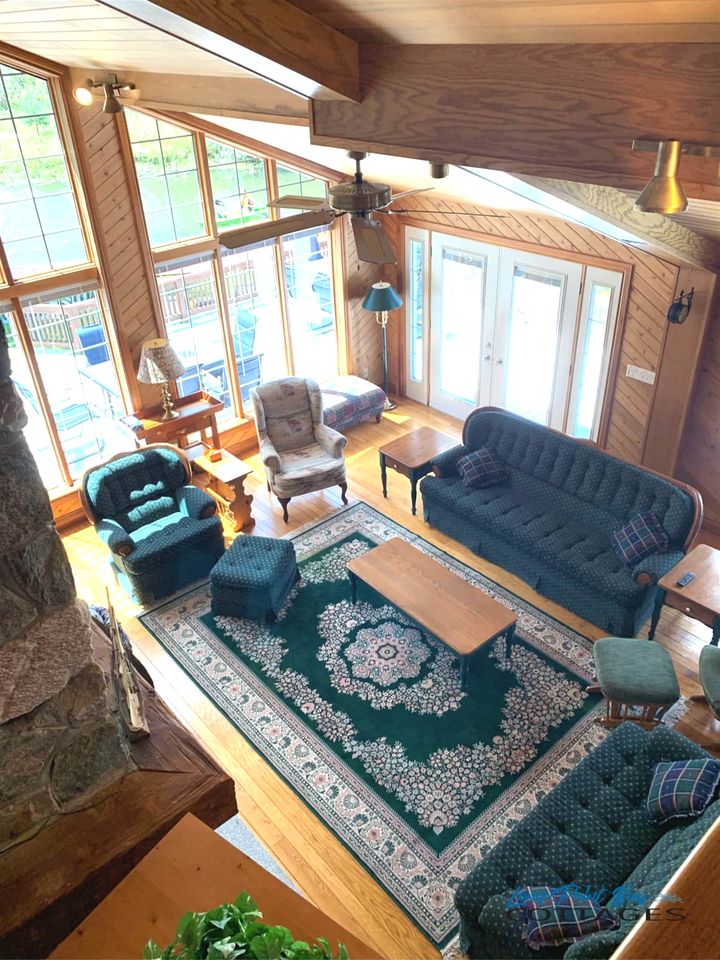Waterfront Cabin Ideal for Groups and Amazing Living Spaces in Ontario