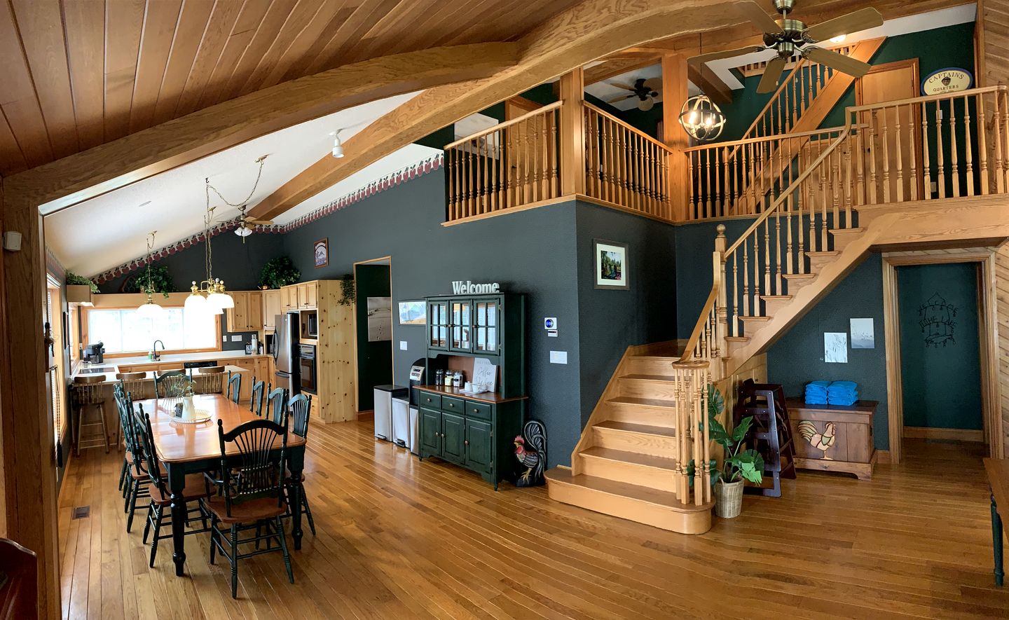 Waterfront Cabin Ideal for Groups and Amazing Living Spaces in Ontario