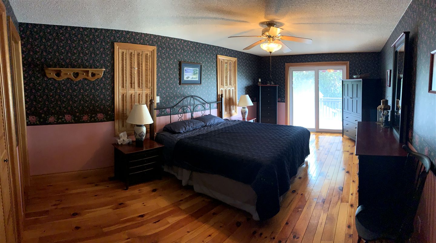Waterfront Cabin Ideal for Groups and Amazing Living Spaces in Ontario