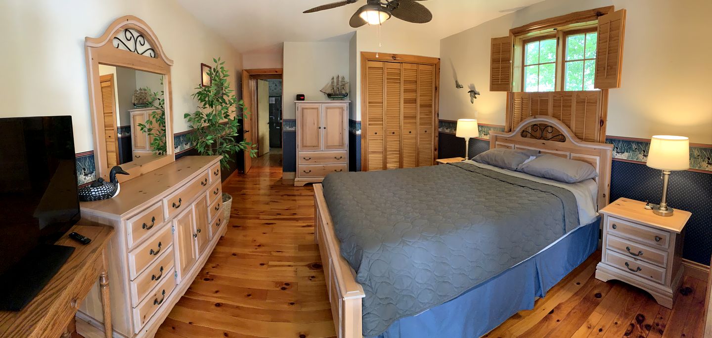 Waterfront Cabin Ideal for Groups and Amazing Living Spaces in Ontario