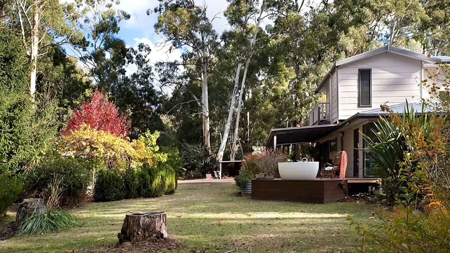 Stunning, Secluded Cottage with Fireplace in Wheatsheaf, Victoria