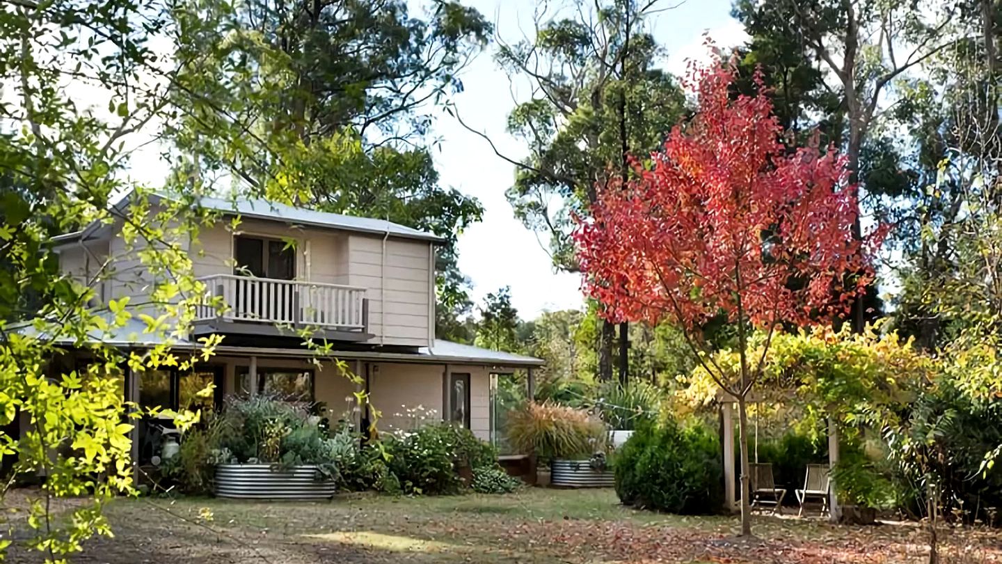 Stunning, Secluded Cottage with Fireplace in Wheatsheaf, Victoria