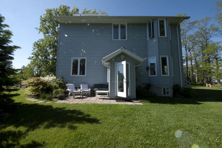 Loughbreeze Bay Cottage, Vacation Rentals, Colborne, Canada Glamping Hub