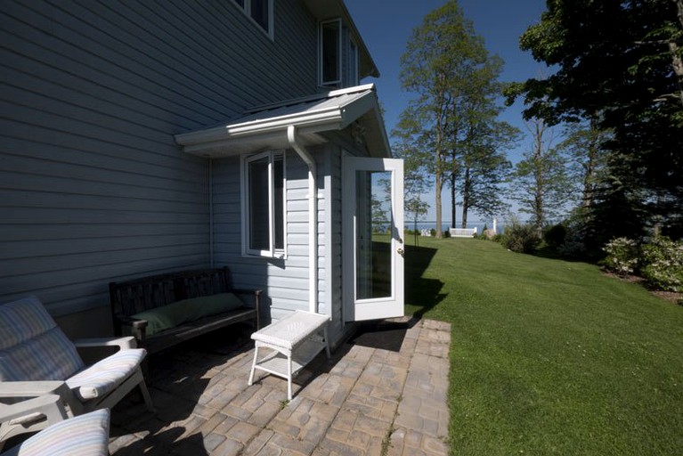 Loughbreeze Bay Cottage, Vacation Rentals, Colborne, Canada Glamping Hub
