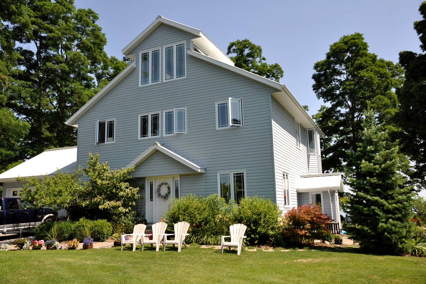 Loughbreeze Bay Cottage, Vacation Rentals, Colborne, Canada Glamping Hub