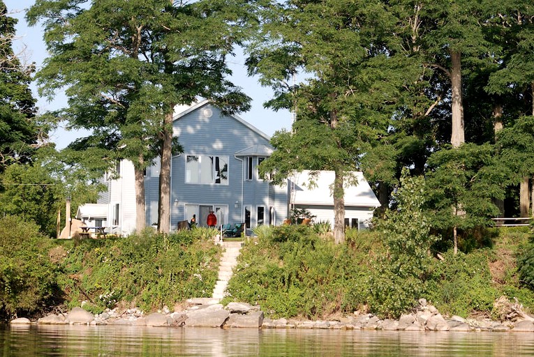 Loughbreeze Bay Cottage, Vacation Rentals, Colborne, Canada Glamping Hub