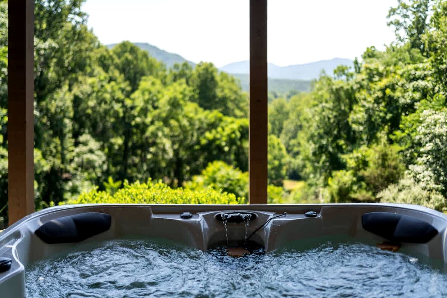 Secluded Luxury Cabin with Private Pond and Hot Tub near Shenandoah National Park, Afton, VA