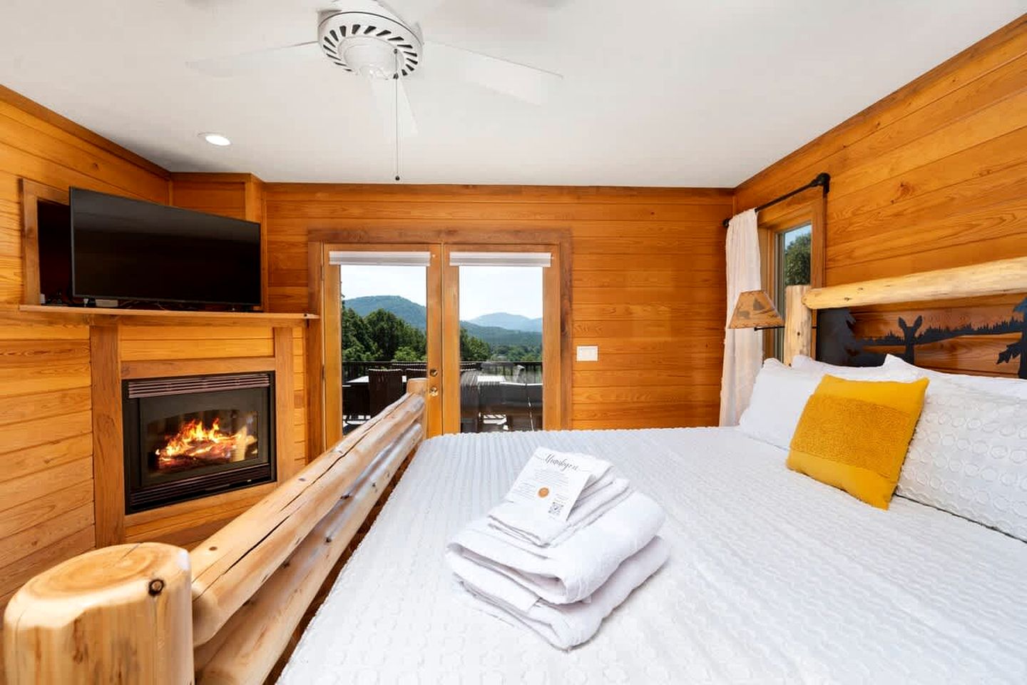 Secluded Luxury Cabin with Private Pond and Hot Tub near Shenandoah National Park, Afton, VA