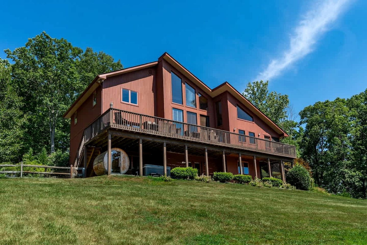 Secluded Luxury Cabin with Private Pond and Hot Tub near Shenandoah National Park, Afton, VA