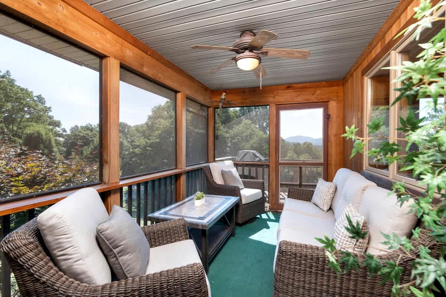 Secluded Luxury Cabin with Private Pond and Hot Tub near Shenandoah National Park, Afton, VA