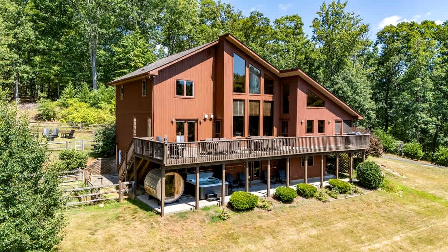 Secluded Luxury Cabin with Private Pond and Hot Tub near Shenandoah National Park, Afton, VA