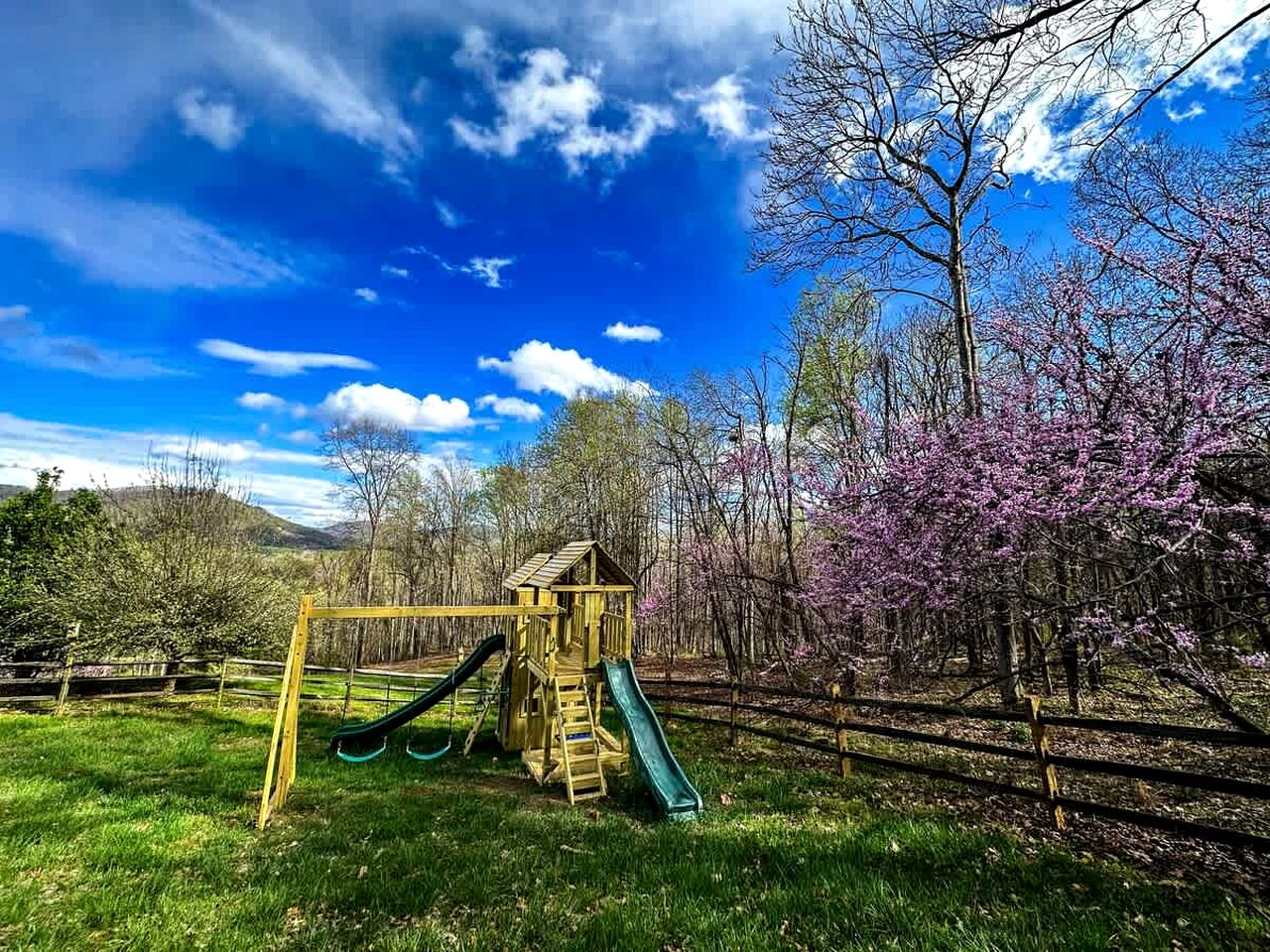 Secluded Luxury Cabin with Private Pond and Hot Tub near Shenandoah National Park, Afton, VA