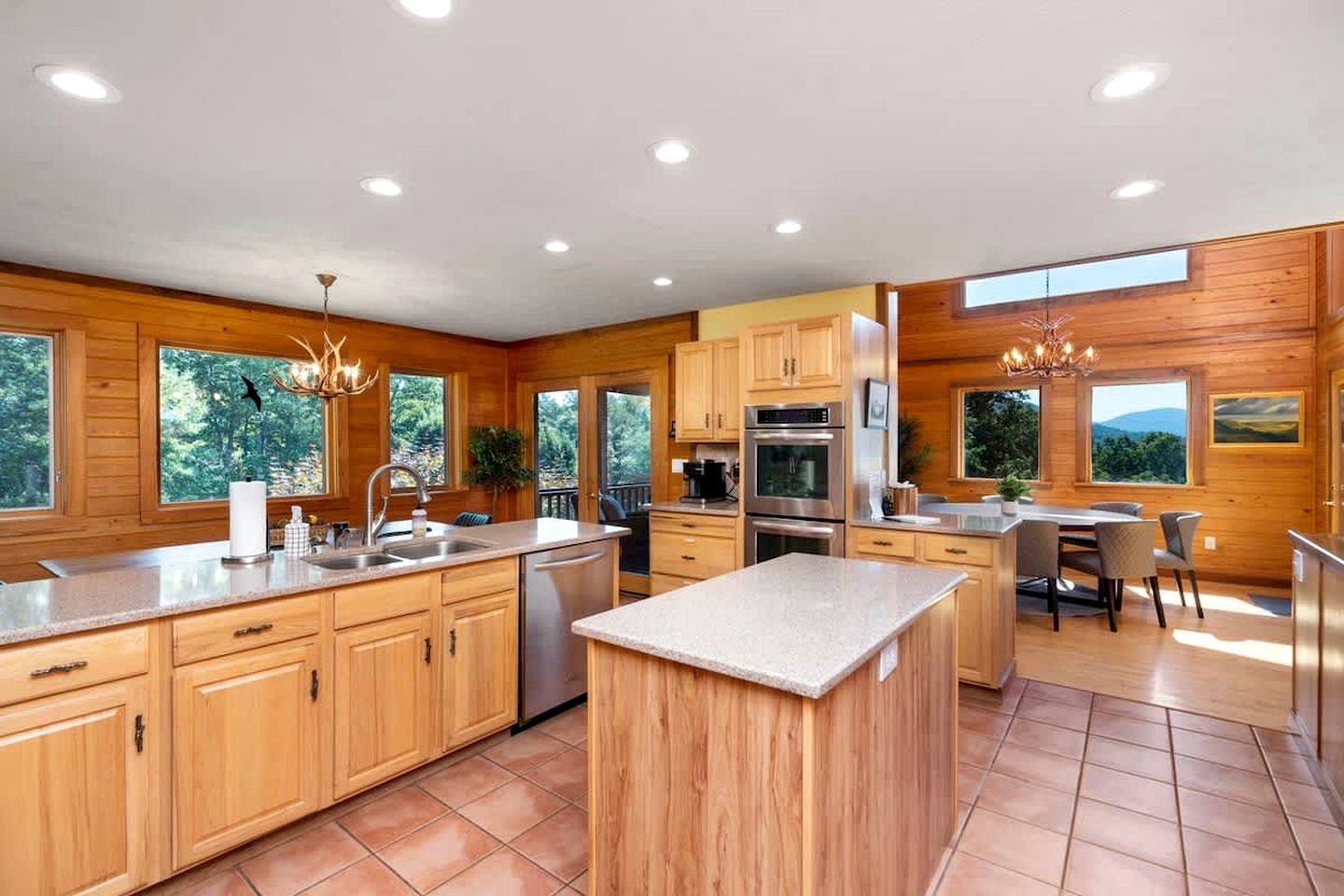 Secluded Luxury Cabin with Private Pond and Hot Tub near Shenandoah National Park, Afton, VA