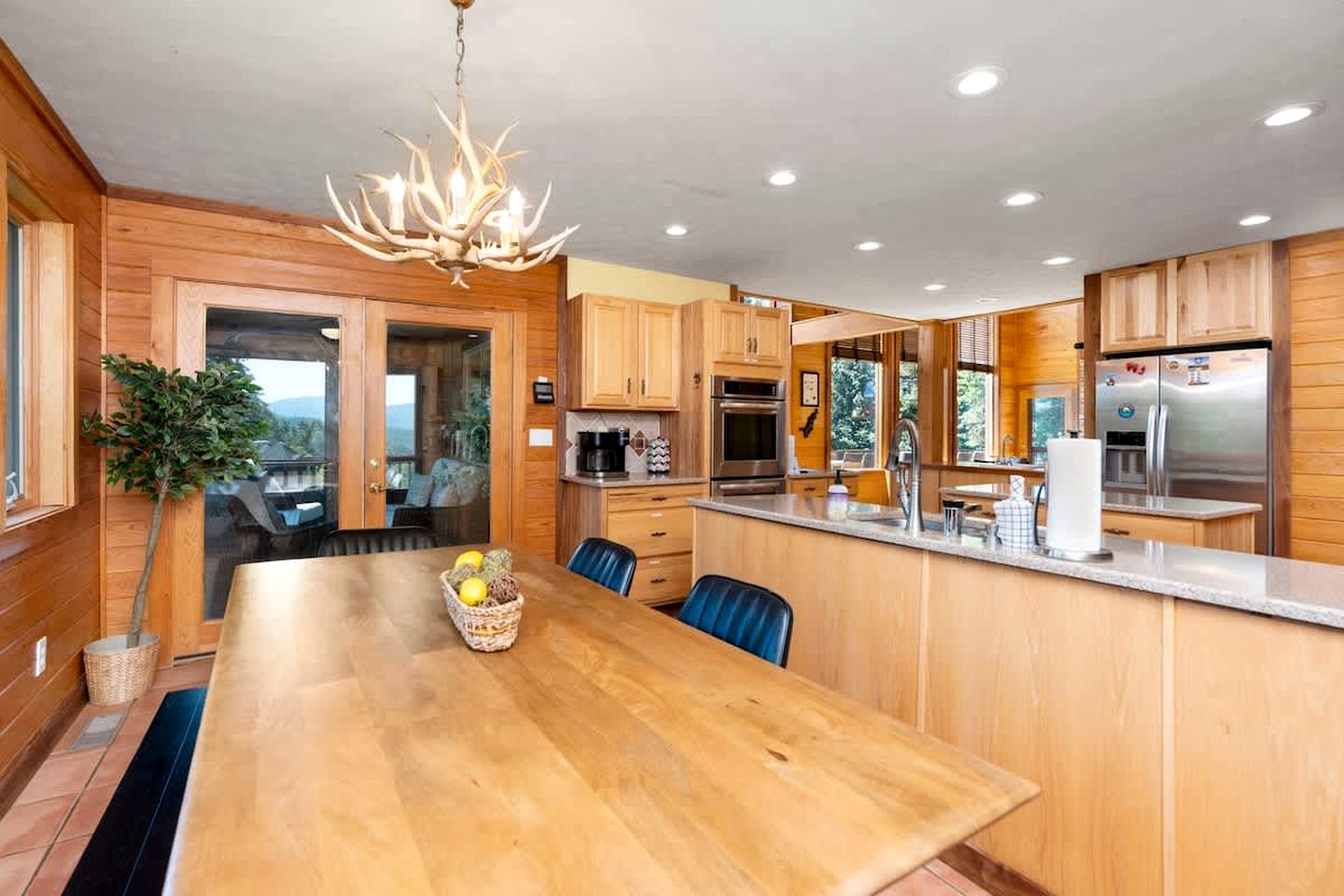 Secluded Luxury Cabin with Private Pond and Hot Tub near Shenandoah National Park, Afton, VA