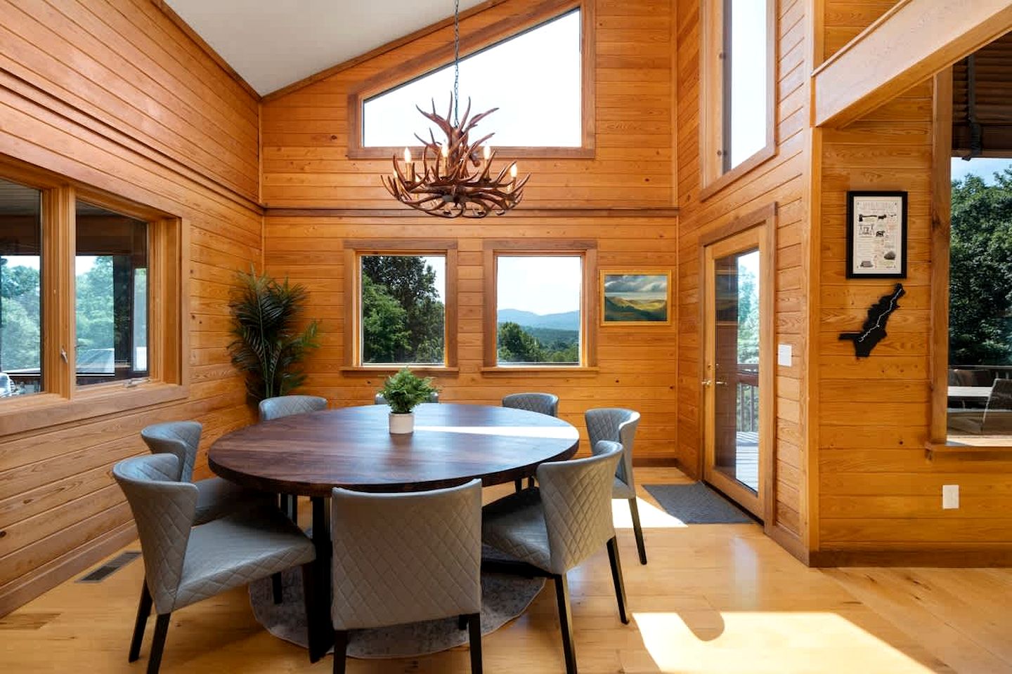 Secluded Luxury Cabin with Private Pond and Hot Tub near Shenandoah National Park, Afton, VA