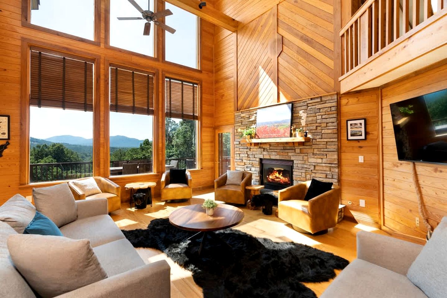 Secluded Luxury Cabin with Private Pond and Hot Tub near Shenandoah National Park, Afton, VA