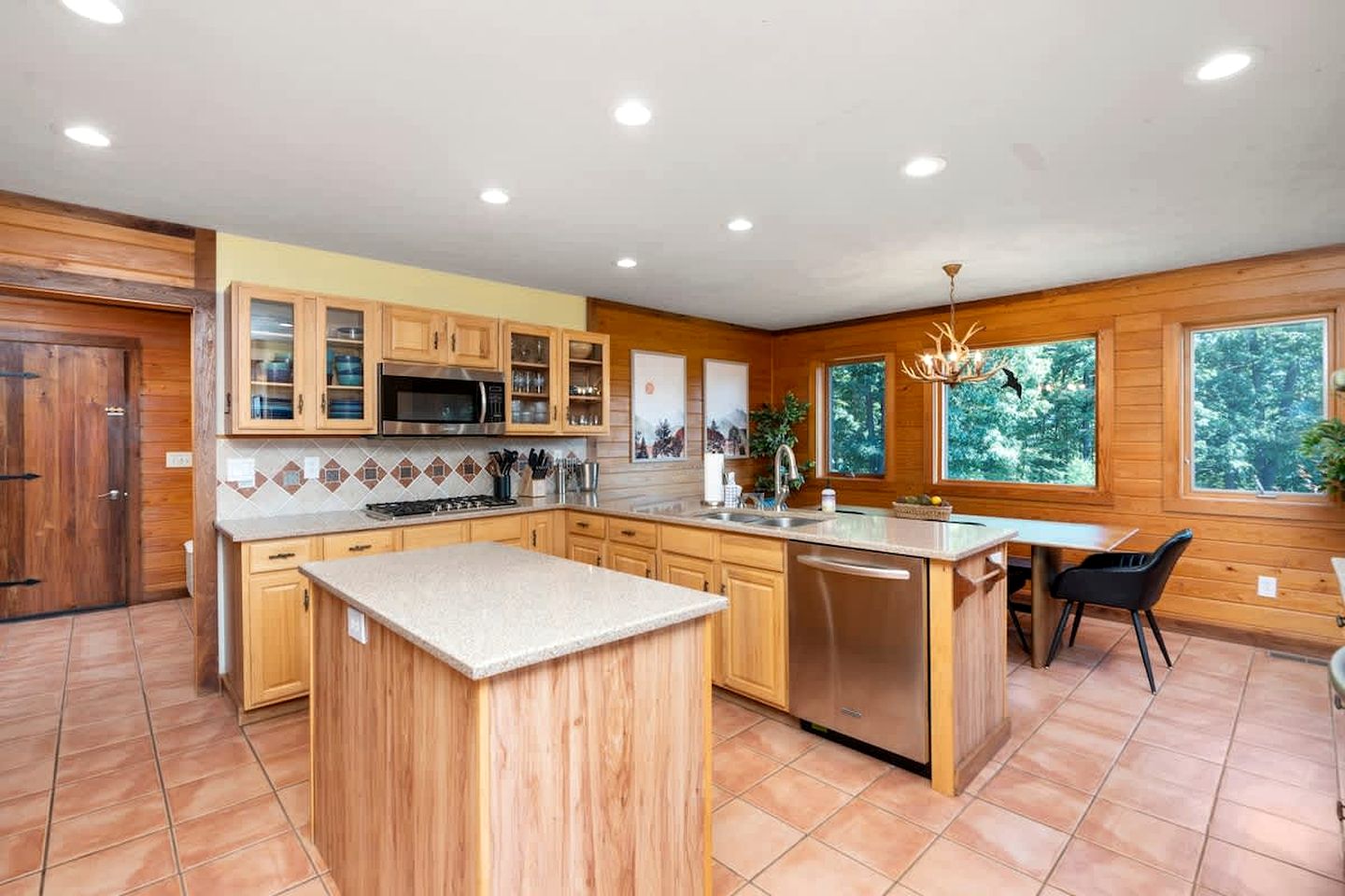 Secluded Luxury Cabin with Private Pond and Hot Tub near Shenandoah National Park, Afton, VA