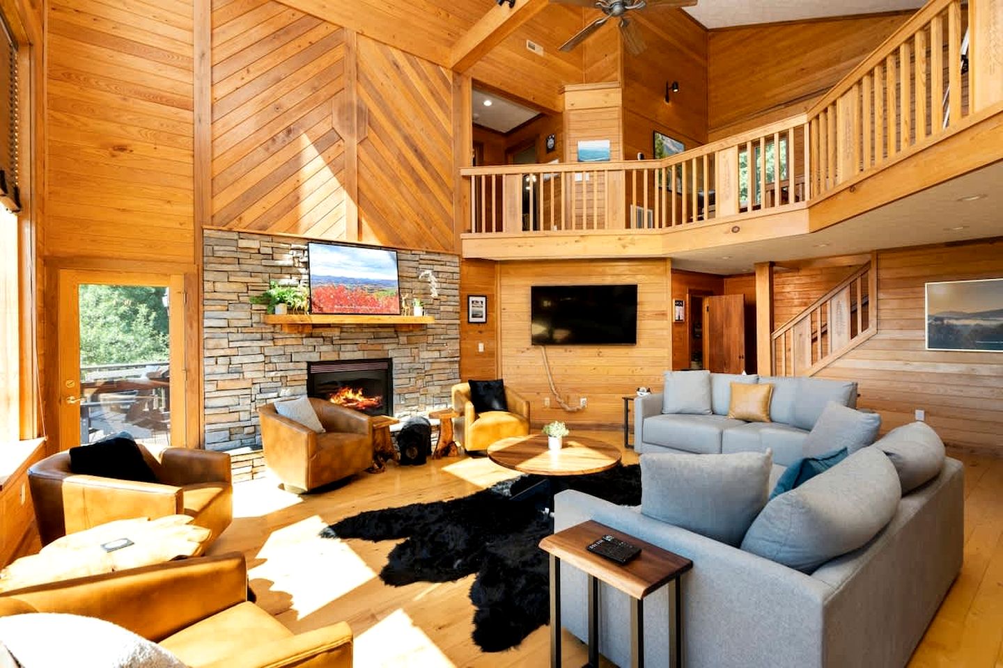 Secluded Luxury Cabin with Private Pond and Hot Tub near Shenandoah National Park, Afton, VA