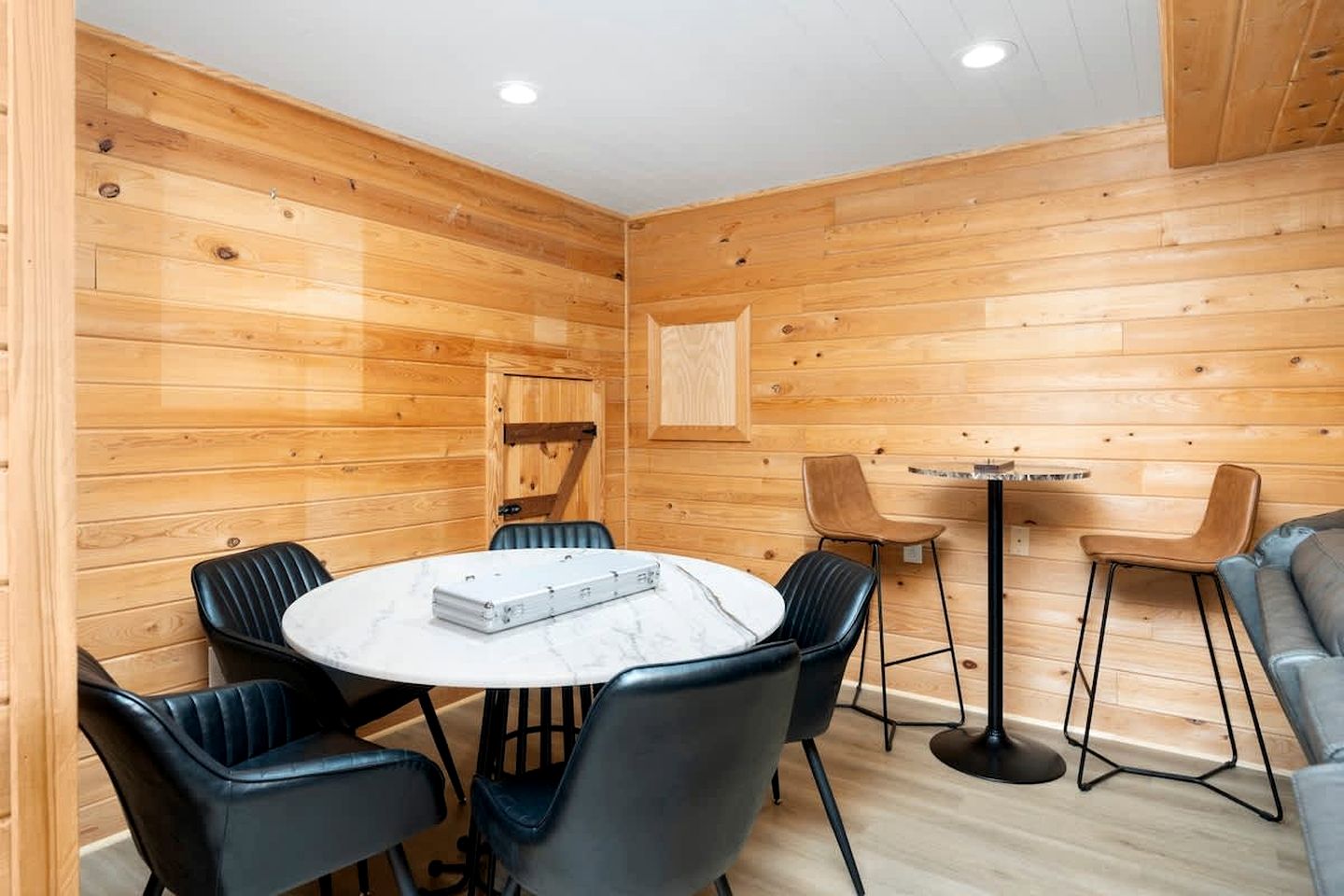 Secluded Luxury Cabin with Private Pond and Hot Tub near Shenandoah National Park, Afton, VA