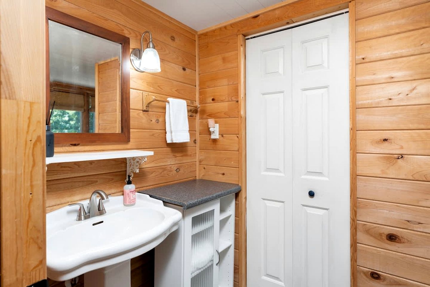 Secluded Luxury Cabin with Private Pond and Hot Tub near Shenandoah National Park, Afton, VA