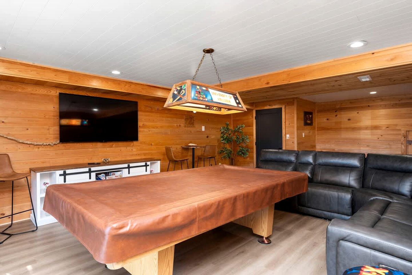 Secluded Luxury Cabin with Private Pond and Hot Tub near Shenandoah National Park, Afton, VA