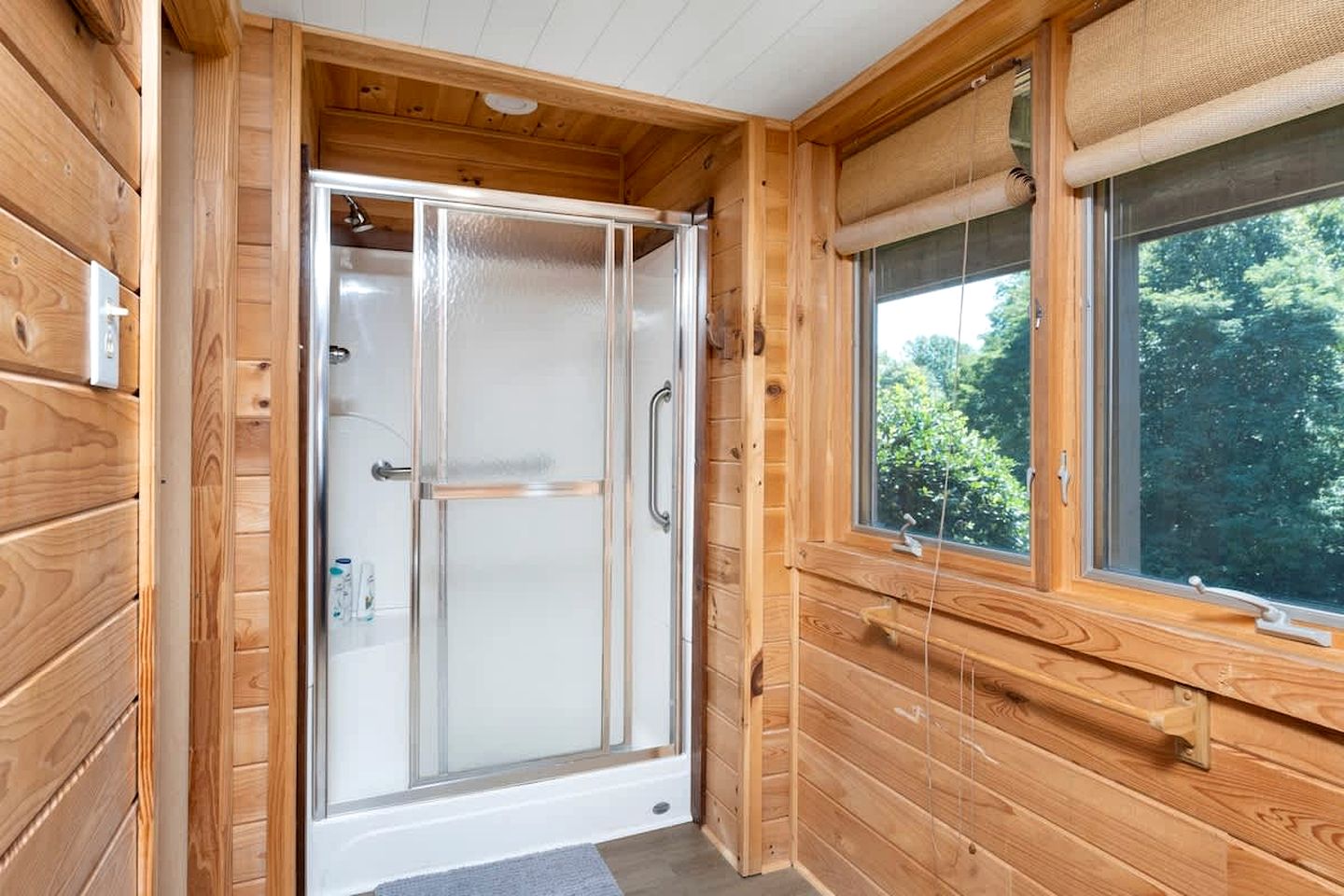 Secluded Luxury Cabin with Private Pond and Hot Tub near Shenandoah National Park, Afton, VA